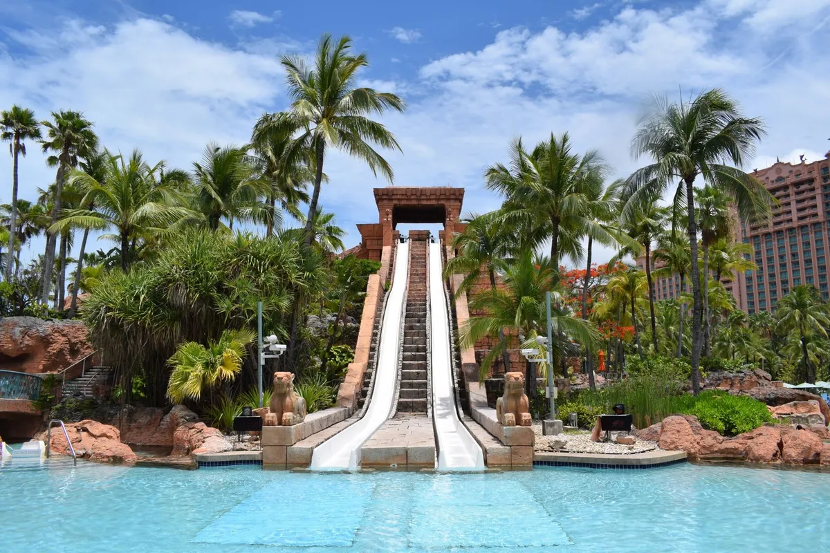 Водные горки аквапарка Aquaventure, спускающиеся в бассейн