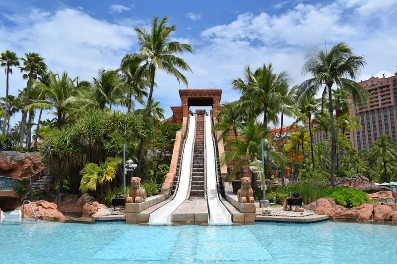 Водные горки аквапарка Aquaventure, спускающиеся в бассейн