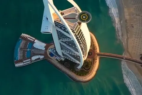 Аэросъёмка отеля Burj Al Arab Jumeirah с частным пляжем в Дубае