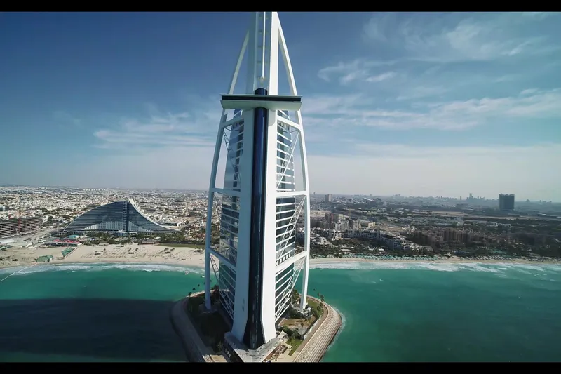 Отель Burj Al Arab на побережье Дубая с видом на пляж и Персидский залив