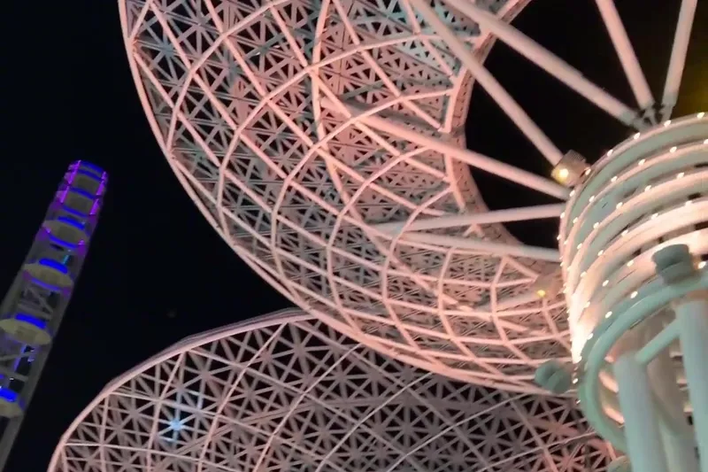 Ночная подсветка конструкции колеса обозрения Ain Dubai на острове Bluewaters