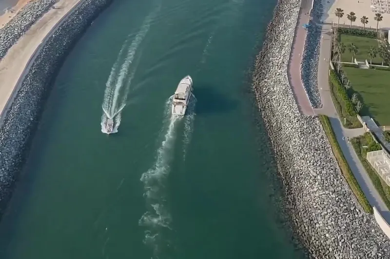 Аэрофотоснимок острова Bluewaters с колесом Ain Dubai, дорогами, мостами и водным каналом