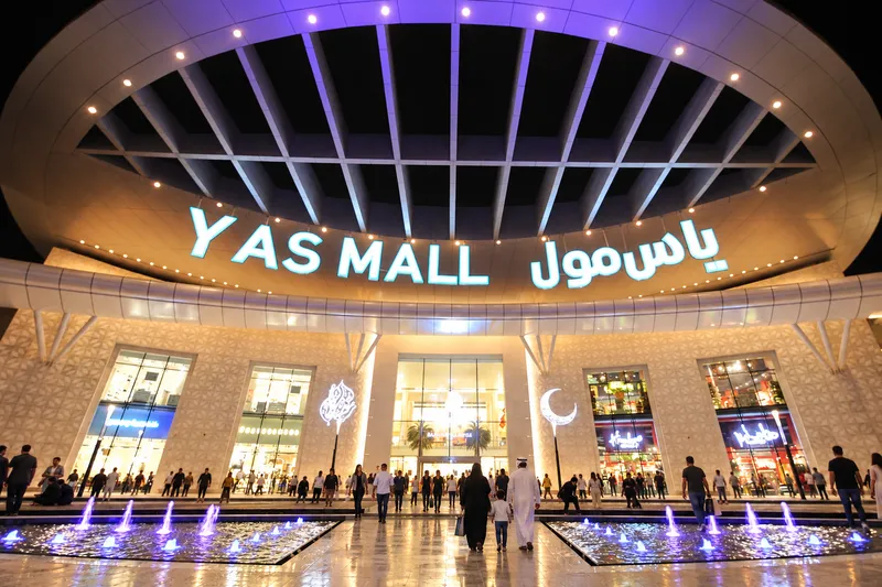 Здание торгового центра Yas Mall на острове Яс в Абу-Даби