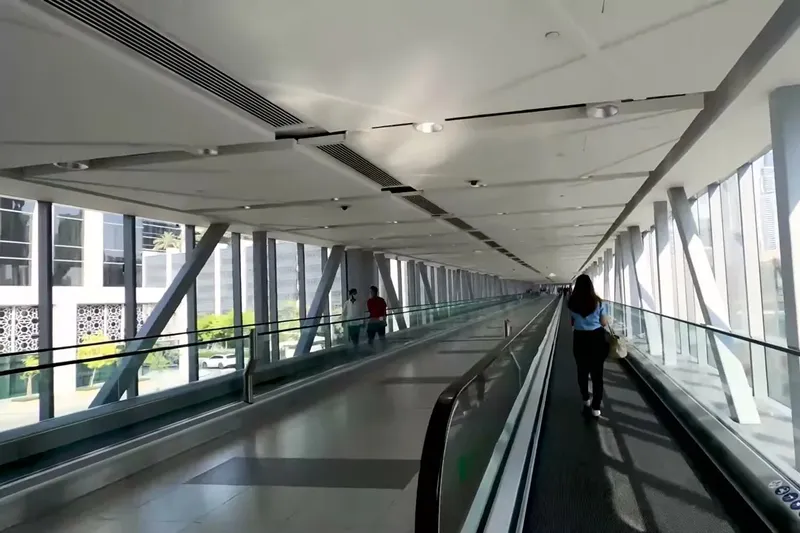Крытый пешеходный переход Metro Link Bridge с траволаторами