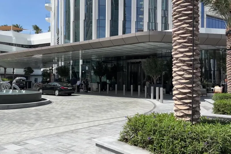 Современное здание и фонтан в районе Dubai Creek Harbour