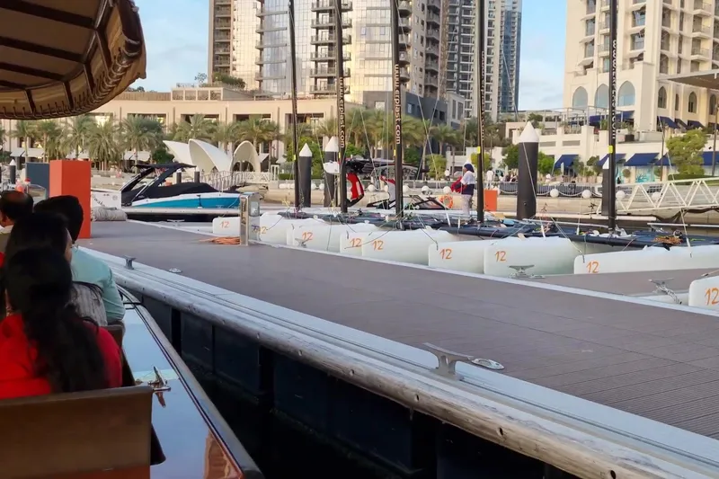 Марина Dubai Creek Harbour с яхтами и современной городской застройкой