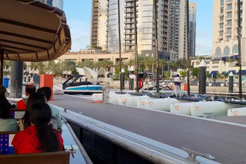 Марина Dubai Creek Harbour с прогулочным катером и высотными зданиями