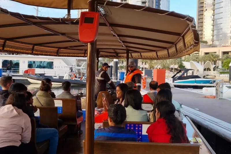 Переполненный катер у причала Dubai Creek Harbour в Дубае