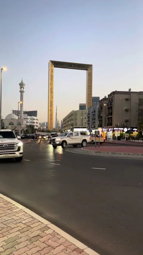 Dubai Frame на фоне неба, вид снизу вверх