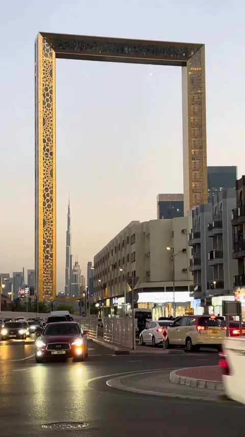 Dubai Frame со стороны дороги, вид на входную группу