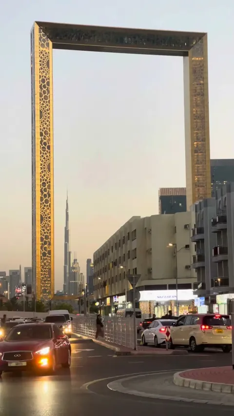 Dubai Frame вечером со стороны парка Zabeel, вид на конструкцию рамки