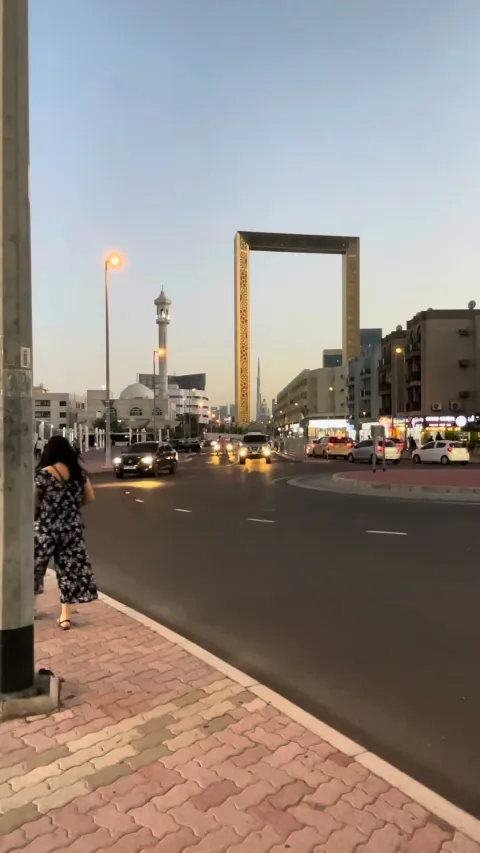 Dubai Frame на закате, вид на конструкцию и окрестности