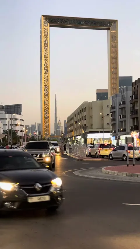 Dubai Frame в вечернем освещении, вид на конструкцию