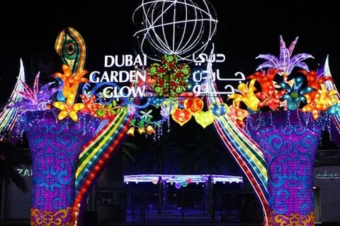 Ярко освещённый вход в Dubai Garden Glow в Забиль Парке