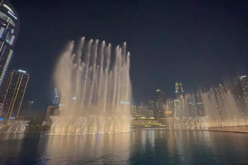 Вечернее шоу фонтанов у торгового центра Dubai Mall в Дубае