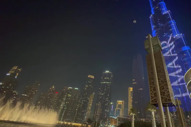 Ночной вид Dubai Mall и небоскрёбов Дубая с фонтаном