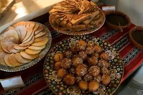 Традиционные ближневосточные сладости и выпечка на сервированном подносе
