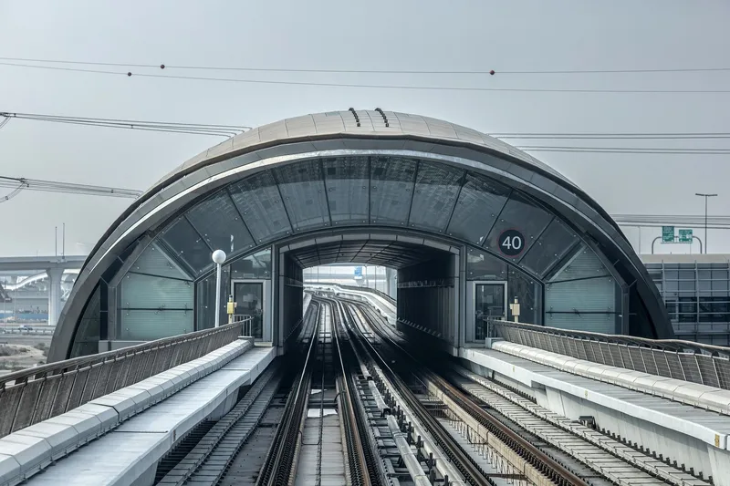 Футуристический павильон наземной станции метро в Дубае