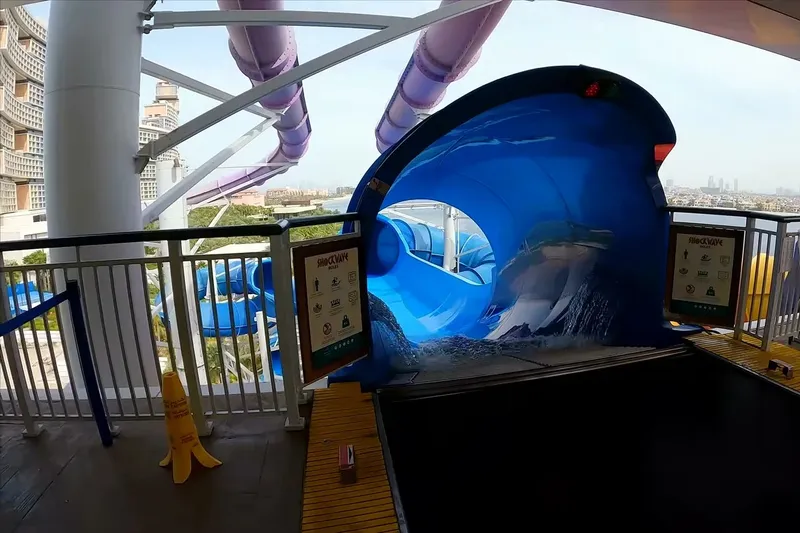 Выход большой синей водной горки в аквапарке Aquaventure в Дубае