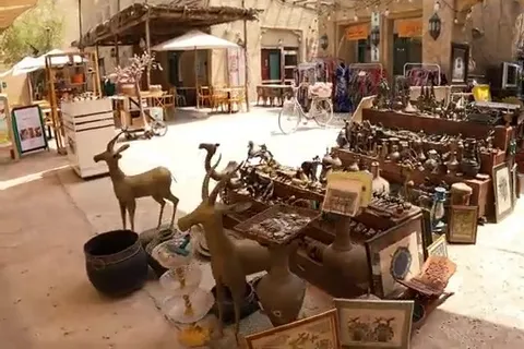 Двор исторического района Al Fahidi в Дубае с лавками и традиционными арабскими сувенирами