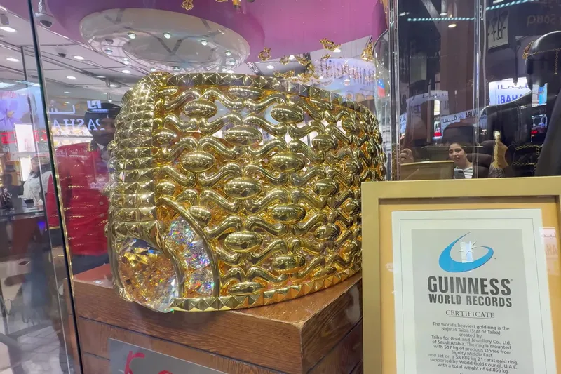 Витрина рынка Gold Souk с массивным золотым украшением и сертификатом Guinness World Records