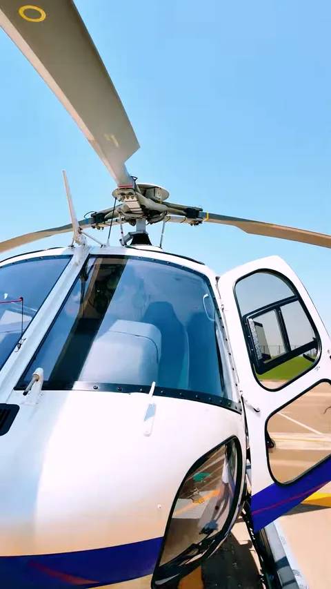Вертолет HeliDubai на площадке с открытыми дверями перед вылетом