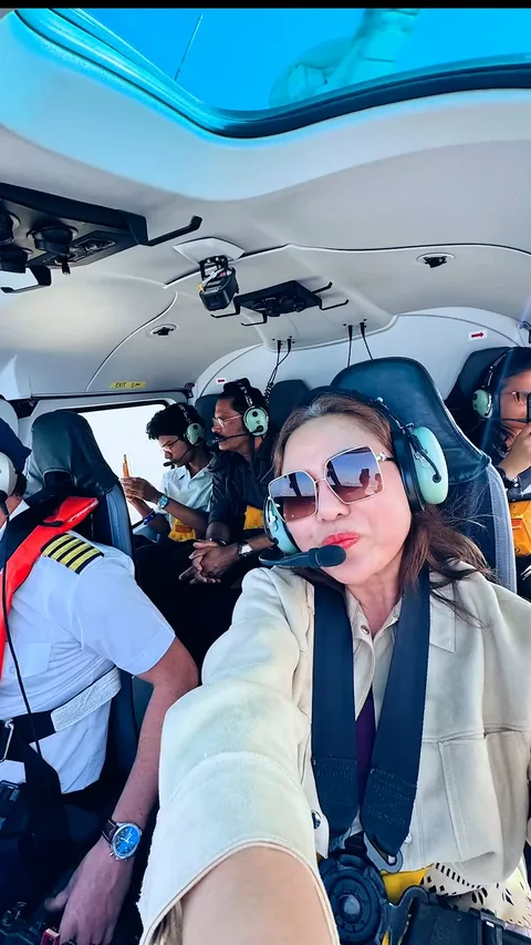 Салон вертолета Airbus H130: пилот и пассажиры заднего ряда в наушниках