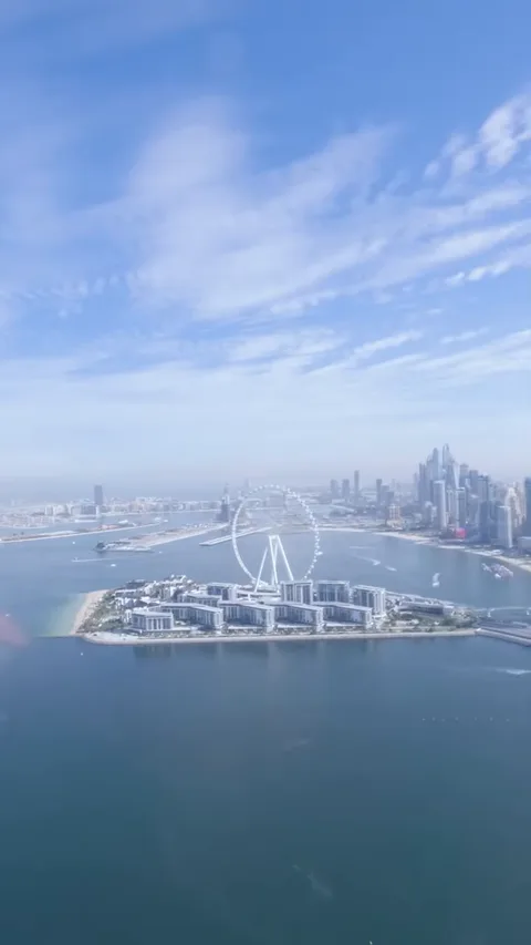 Колесо обозрения Ain Dubai и остров Bluewaters с вертолета