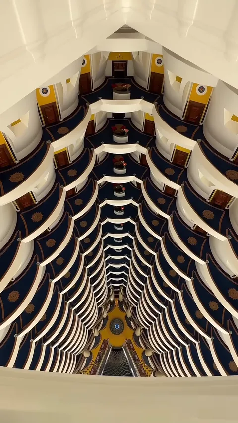 Ярусы атриума Burj Al Arab, вид с верхней галереи вниз