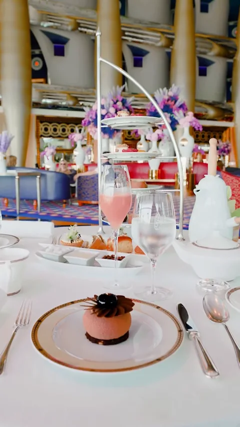 Чаепитие в лаунже Burj Al Arab: этажерка с десертами и пирожное