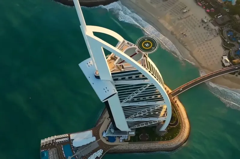 Отель Burj Al Arab в Дубае — вид сверху на парус и вертолетную площадку