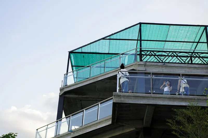 Смотровая терраса Jais Viewing Deck Park с ограждением в горах.