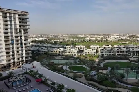 Панорамный вид на Dubai Hills Park среди жилых кварталов Дубая
