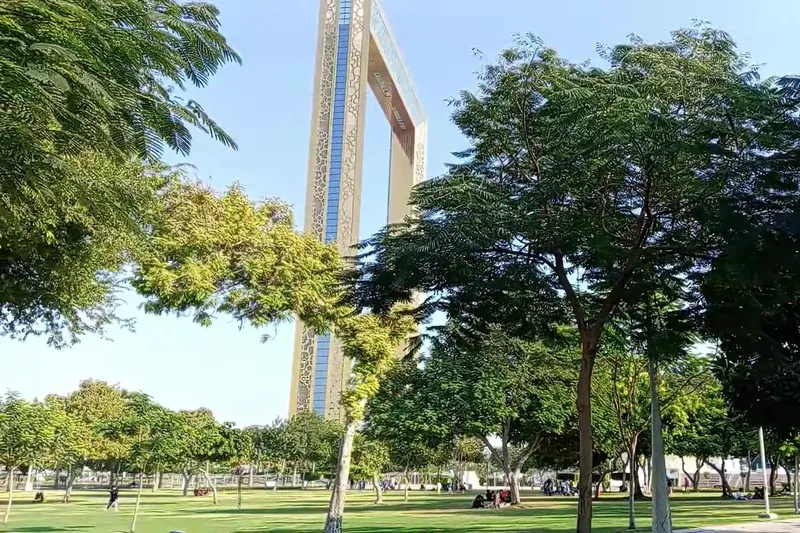 Зелёный парк Дубая с фонтанами и панорамной рамкой Dubai Frame