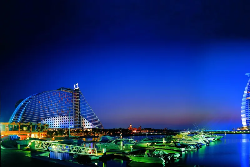 Яхты в марине Дубая на фоне небоскрёба Burj Al Arab ночью