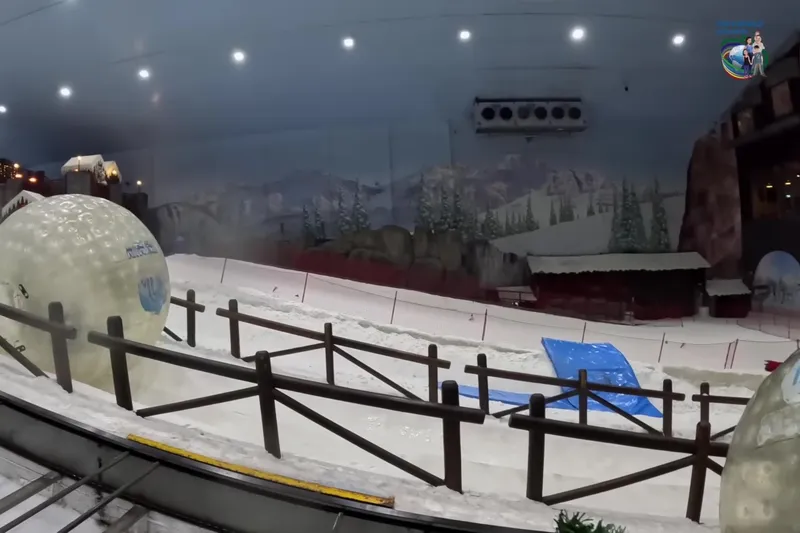 Крытый горнолыжный склон Ski Dubai в Mall of the Emirates