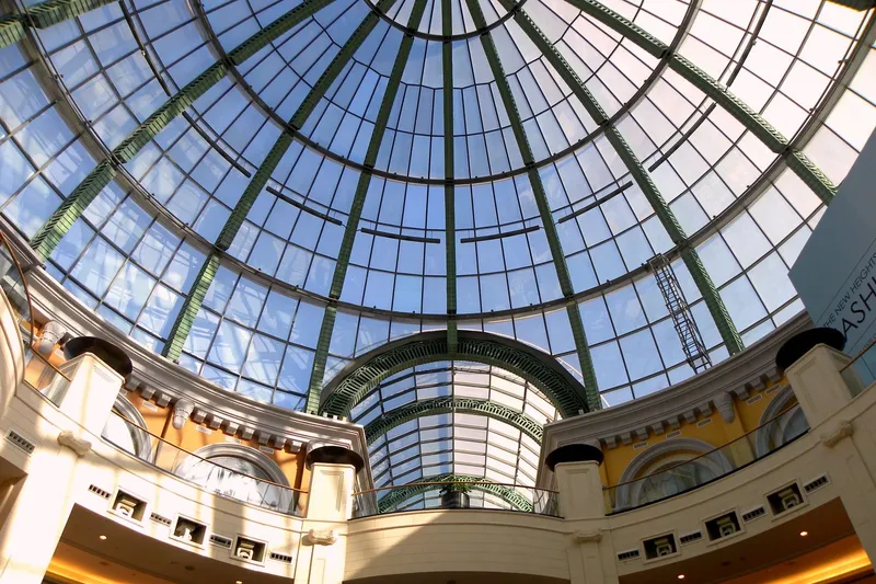 Многоуровневый атриум Mall of the Emirates со стеклянным куполом и галереями бутиков