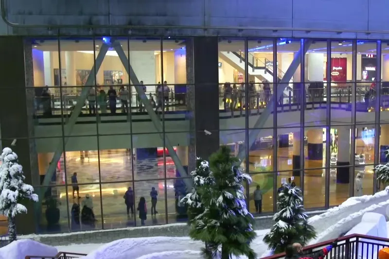 Snow Park в Mall of the Emirates: заснеженный склон и торговая галерея