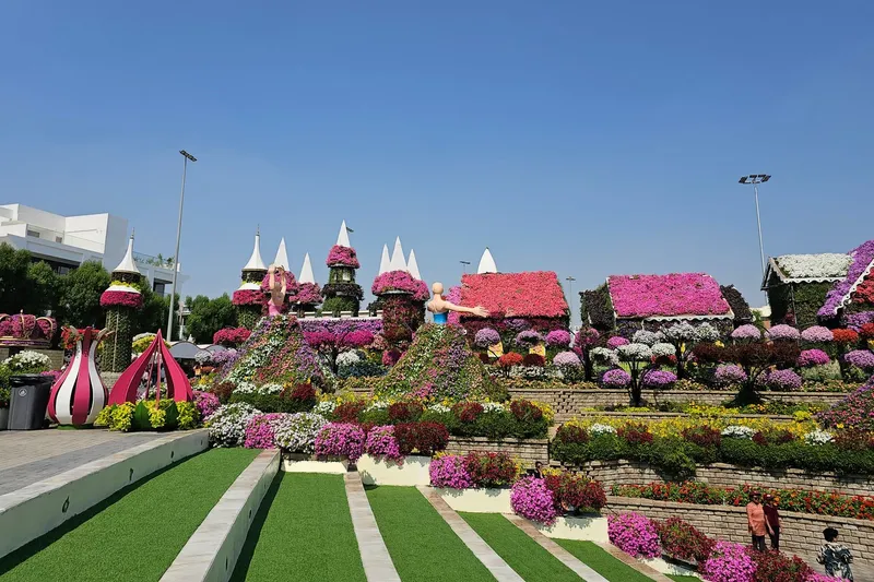 Цветочные скульптуры и красочные клумбы в парке Miracle Garden в Дубае