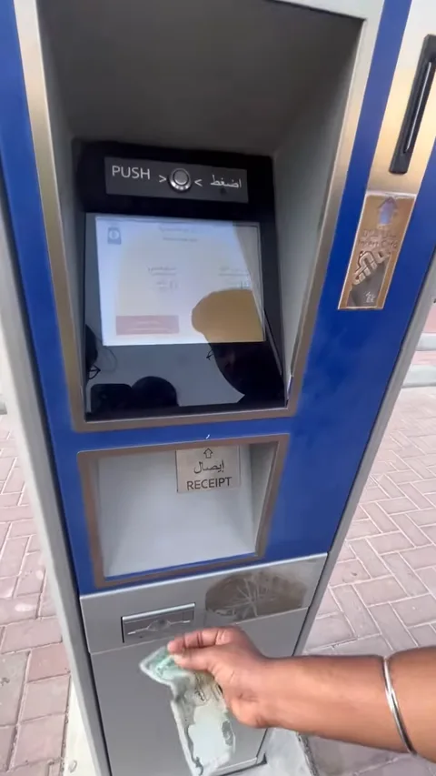 Уличный автомат RTA для пополнения карты NOL наличными в Дубае