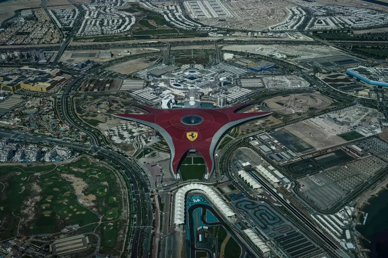 Огромная изогнутая красная крыша здания тематического парка Ferrari World в Абу-Даби