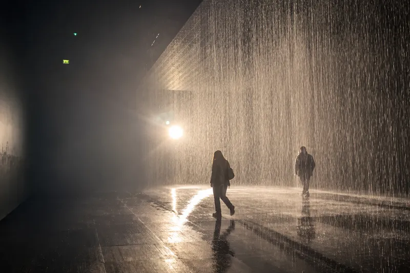 Зал иммерсивной инсталляции Rain Room в Шардже.