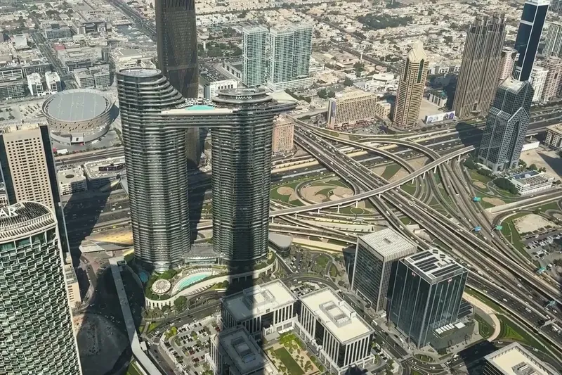 Две башни комплекса Address Sky View, соединённые воздушным мостом в Дубае
