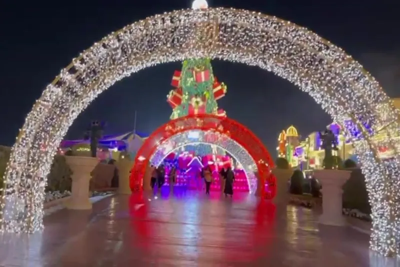 Ярко освещённый вход в Global Village в Дубае вечером