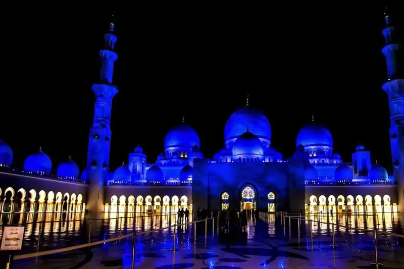 Мечеть шейха Зайда в Абу-Даби ночью с подсветкой и отражением в бассейне