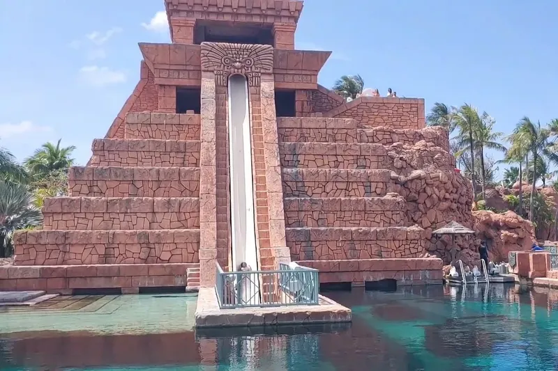 Комплекс водных горок аквапарка Aquaventure World в окружении пальм