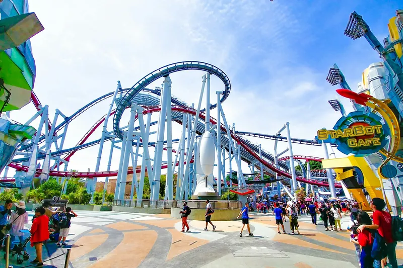 Американские горки в тематическом парке Ferrari World Abu Dhabi, ОАЭ