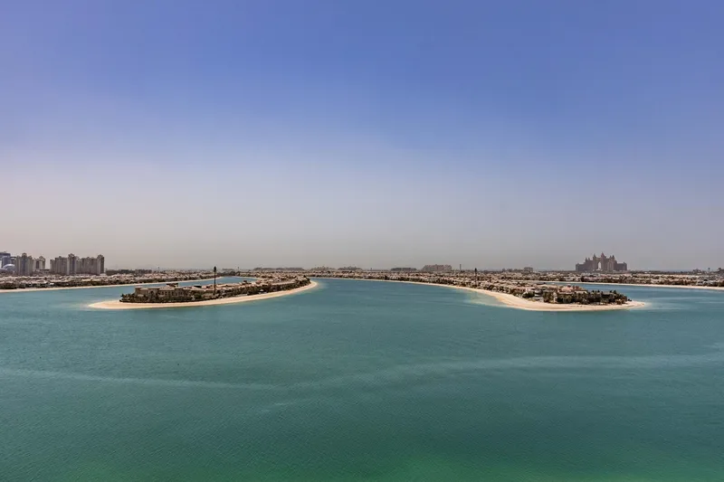 Панорамный вид на остров Пальма Джумейра со смотровой площадки The View at The Palm