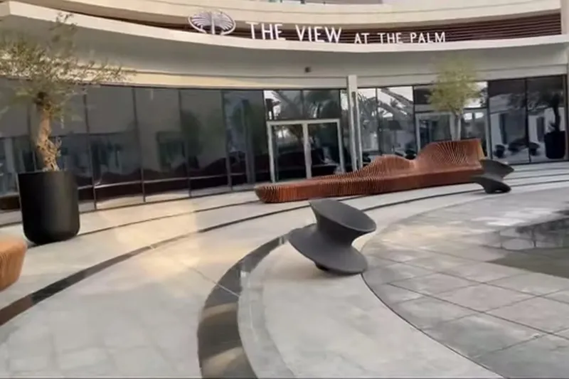 Смотровая The View at The Palm: вход, фонтан.