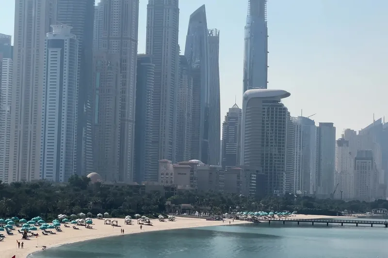 Небоскрёбы Dubai Marina, пляж и набережная у канала в Дубае